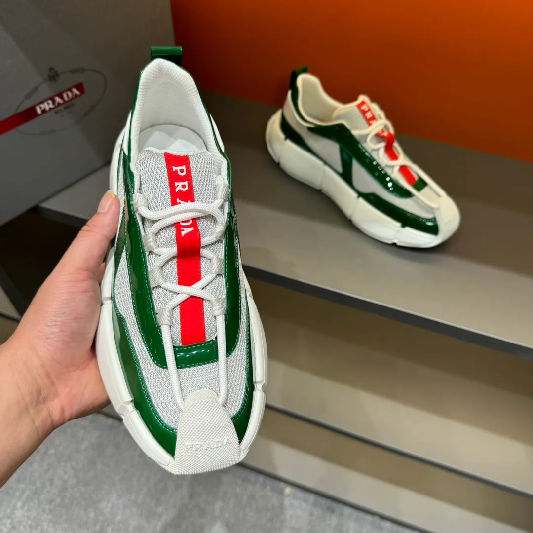 P460 PRADA/Prada men's lace-up leather casual sports shoes, the upper is made of cowhide leather and breathable mesh. It is soft, comfortable and breathable. The tongue is decorated with the PRADA brand letter logo. The thick rubber sole echoes the red label tongue. The style is fashionable and elegant. The details are carefully crafted. A casual sports shoe with a super western style and excellent breathability! Code number 38-45 (45 customized)